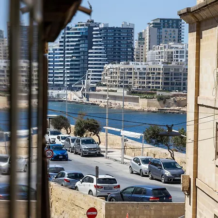 Traditional Maltese Styled 2br With Large Maltese Balcony & Internal Yard - Located In The Heart Of - Maltese Capital Appartamento *