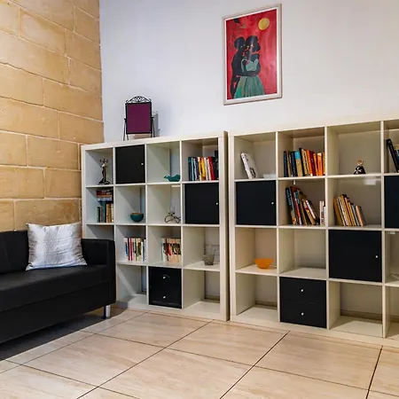 Traditional Maltese Styled 2br With Large Maltese Balcony & Internal Yard - Located In The Heart Of - Maltese Capital * Valletta