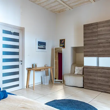 Apartment Traditional Maltese Styled 2br With Large Maltese Balcony & Internal Yard - Located In The Heart Of - Maltese Capital Valletta
